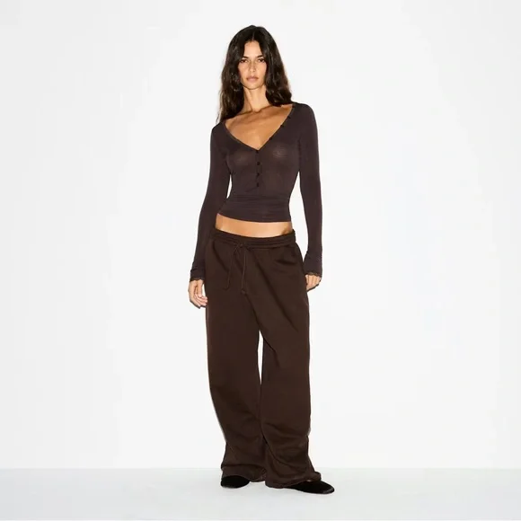 Skims Boyfriend Fleece Oversized Straight Leg Pant in Espresso - Picture 3 of 8